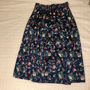 Beautiful floral skirt *POCKETS*